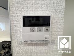 ボタン1つで自動でお湯張りができるオートバス機能付き。追い炊き機能もございますので、いつでも温かいお風呂に入ることができます。