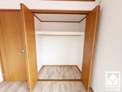 お洋服はもちろん、スーツケースなどの大物もしっかり収納できます。