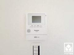 突然の来訪時でも安心なモニター付きインターホンを完備。お留守番中のお子様でも簡単に来訪者の確認ができます。