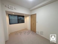 約5.8帖の洋室です。全居室に窓がございます。明るい陽光がたっぷり差し込む心地よい生活空間です。