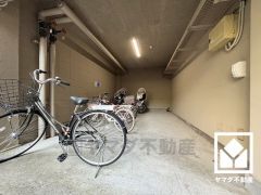 屋内駐輪場なので、雨や風、直射日光から自転車を守ることができます。
