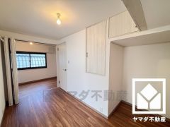 約4帖の北側2階洋室です。全居室に窓がございます。明るい陽光がたっぷり差し込む心地よい生活空間です。