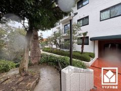 ランドリールームに室内洗濯機置場がございますので、天候に左右されず洗濯していただけます。