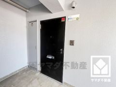 シンプルで洗練された玄関デザイン。帰るたびにホッとできる、心地よい住まいの入り口。