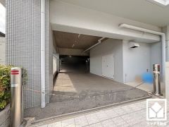 敷地内に機械式駐車場を完備。重い荷物や雨の日の移動もスムーズで、快適なカーライフを実現。空き状況は弊社スタッフまでお気軽にお問い合わせください。
