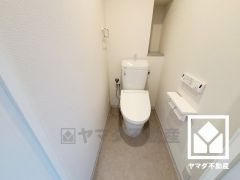 明るく清潔感溢れるトイレです。2連トイレットペーパーホルダーなのでお取替えの手間が軽減できます。