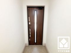 ドアのスリット窓から光が差し込み、外出時にも帰宅時にも、明るい気持ちになれる玄関です。