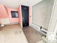 シンプルで洗練された玄関デザイン。帰るたびにホッとできる、心地よい住まいの入り口。