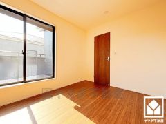 約5.25帖の東側洋室です。大きな窓からは明るい光が降り注ぎます。柔らかな光が差し込む洋室で、快適で落ち着いた生活をお送りいただけます。