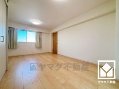 北側洋室です。独立した居室なのでプライベートな時間をゆったり過ごせそうです。