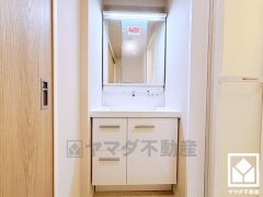 収納付きでスッキリお使い頂ける3面鏡の洗面台です。洗面ボウルが広めなので、忙しい朝でも身支度がしやすく時短になります。