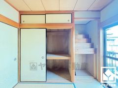 押入は奥行きがあるので、収納力も申し分ありません。