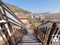 高低差のある旗竿地で土地が道路から離れており、騒音や排気ガスの影響を受けにくいため、静かな環境で落ち着いた生活をお送りいただけます。