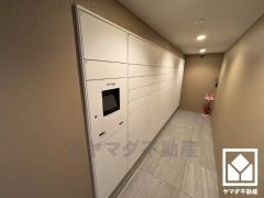 宅配ボックスも完備しています。留守でも安心、荷物の受け取りをスムーズに。