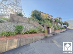 阪急電鉄甲陽線「苦楽園口」駅まで徒歩約19分、JR東海道本線「芦屋」駅まで徒歩約25分、阪神電鉄本線「打出」駅まで徒歩約27分の立地。