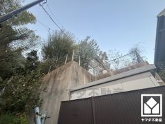 キッチンの右側には勝手口があり、換気やゴミ出しなどに便利です。