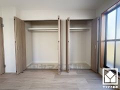 大きなクローゼットが2か所あるお部屋で整理整頓しやすいです。お洋服はもちろん、スーツケースなどの大物もしっかり収納できます。