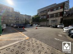 敷地内に駐車場を完備。重い荷物や雨の日の移動もスムーズで、快適なカーライフを実現。