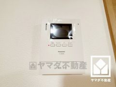 突然の来訪時でも安心なモニター付きインターホンを完備。お留守番中のお子様でも簡単に来訪者の確認ができます。