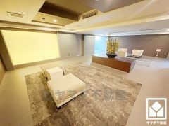 開放的で落ち着いたロビーが、心を癒すひとときを演出。くつろぎと気品が共存する、快適な住まい。ご成約でヤマダポイントプレゼント中です。お問合せお待ちしております。