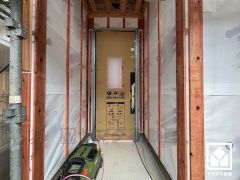 雨の日に便利なポーチ付きの玄関。人感センサー照明付きで防犯性と利便性を高めます。