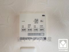 浴室暖房乾燥機付き。真冬の寒い浴室を暖かく、また雨の日の洗濯物の乾燥にと多用途に活躍する機能です。