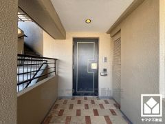 シンプルで洗練された玄関デザイン。帰るたびにホッとできる、心地よい住まいの入り口。