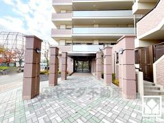 広々とした明るいエントランス。綺麗に整備されており、帰宅時や来客時にも気持ちの良い空間です。