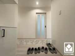 シンプルで洗練された玄関スペース。帰るたびにホッとできる、心地よい住まいの入り口。