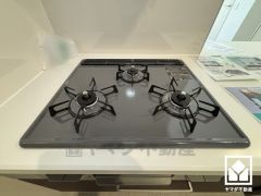 家族のごはん作りがはかどる。同時調理ができる3口コンロ付き。