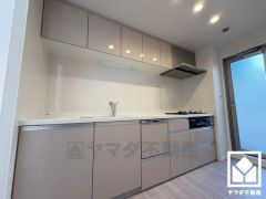 キッチンは空間を有効活用できる壁付けタイプ。キッチン横にはバルコニーに繋がる勝手口があり、換気や一時的なゴミ置場としても便利です。昼間は手元が明るく、お料理がはかどります。