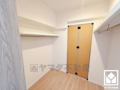 収納力豊富なウォークスルークローゼット付き。お洋服はもちろん季節の荷物、趣味の道具や日用品のストックなども収納可能。約4帖の洋室と納戸から出入りできます。