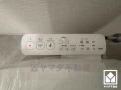 温水洗浄便座付きで、季節を問わずいつでも温かい便座をお使いいただけます。