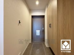 玄関はシューズクローゼット付きで、ご家族の靴もしっかり収納。玄関がいつも片付き、気持ちよくお客様を迎えられます。