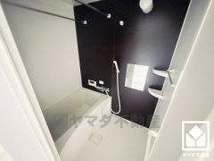 1日の疲れを癒す浴室でゆったりリフレッシュ。清潔感あふれる空間で、毎日のバスタイムをより快適に。