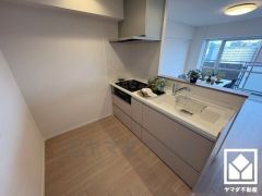 カウンターキッチンなので配膳や片付けがしやすく、お料理中でもお子様の様子が分かって安心です。