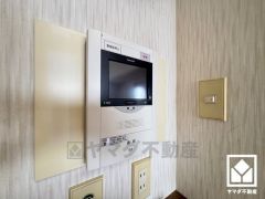 突然の来訪時でも安心なモニター付きインターホンを完備。お留守番中のお子様でも簡単に来訪者の確認ができます。