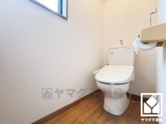明るく清潔感溢れるトイレです。トイレにも小窓が付いており、明るく換気のしやすい空間です。令和7年2月壁天井クロス貼替済。