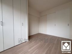 リビングの東側には引き戸が設置されているため、クローゼット付きの居室としてもご利用いただけます。全室フローリングでお掃除ラクラクです。