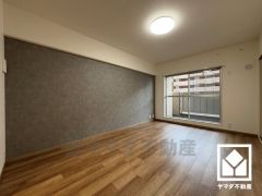 約6帖の上階北西側洋室です。バルコニーにつながるお部屋で、通風・陽当たり良好。