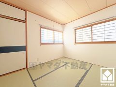 3面採光で陽光がたっぷり差し込む洗練された和の空間。温かみのある畳のスッキリとしたデザインが、暮らしを心地よく彩ります。