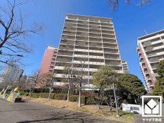 14階建て10階部分で前面に視界を遮る高い建物がなく、見晴らしの良い景色が広がります。開放感あふれる眺望と利便性が融合した住まい──穏やかな毎日をここから。