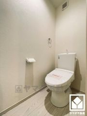 明るく清潔感溢れるトイレです。温水洗浄便座付きで、季節を問わずいつでも温かい便座をお使いいただけます。