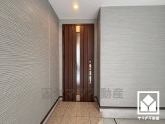 シンプルで洗練された玄関デザイン。帰るたびにホッとできる、心地よい住まいの入り口。