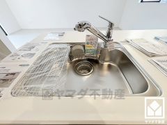 清潔感あふれるシンクで、毎日を気持ちよくスタート。浄水器付きなので、いつでも安心・安全な水をお使いいただけます。