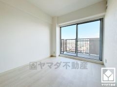 約5帖の東側洋室です。バルコニーにつながるお部屋で、通風・陽当たり良好。