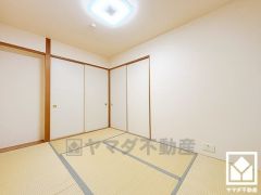 約6帖の和室です。畳の香りに包まれる、心落ち着く和の空間。忙しい日常の中で、ほっと一息つける癒しの住まい。