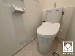 明るく清潔感溢れるトイレです。