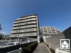 スムーズな移動を叶えるエレベーターがございます。忙しい朝も快適に、ストレスフリーな暮らしをサポート。防犯カメラが設置されておりセキュリティにも配慮されています。