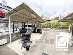 屋根付きバイク置き場なので、雨や風、直射日光から自転車を守ることができます。